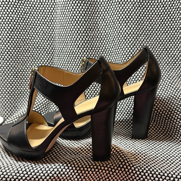 Michael Kors Berkley Black Platform T-Strap Sandals Black and Gold - Picture 5 of 9